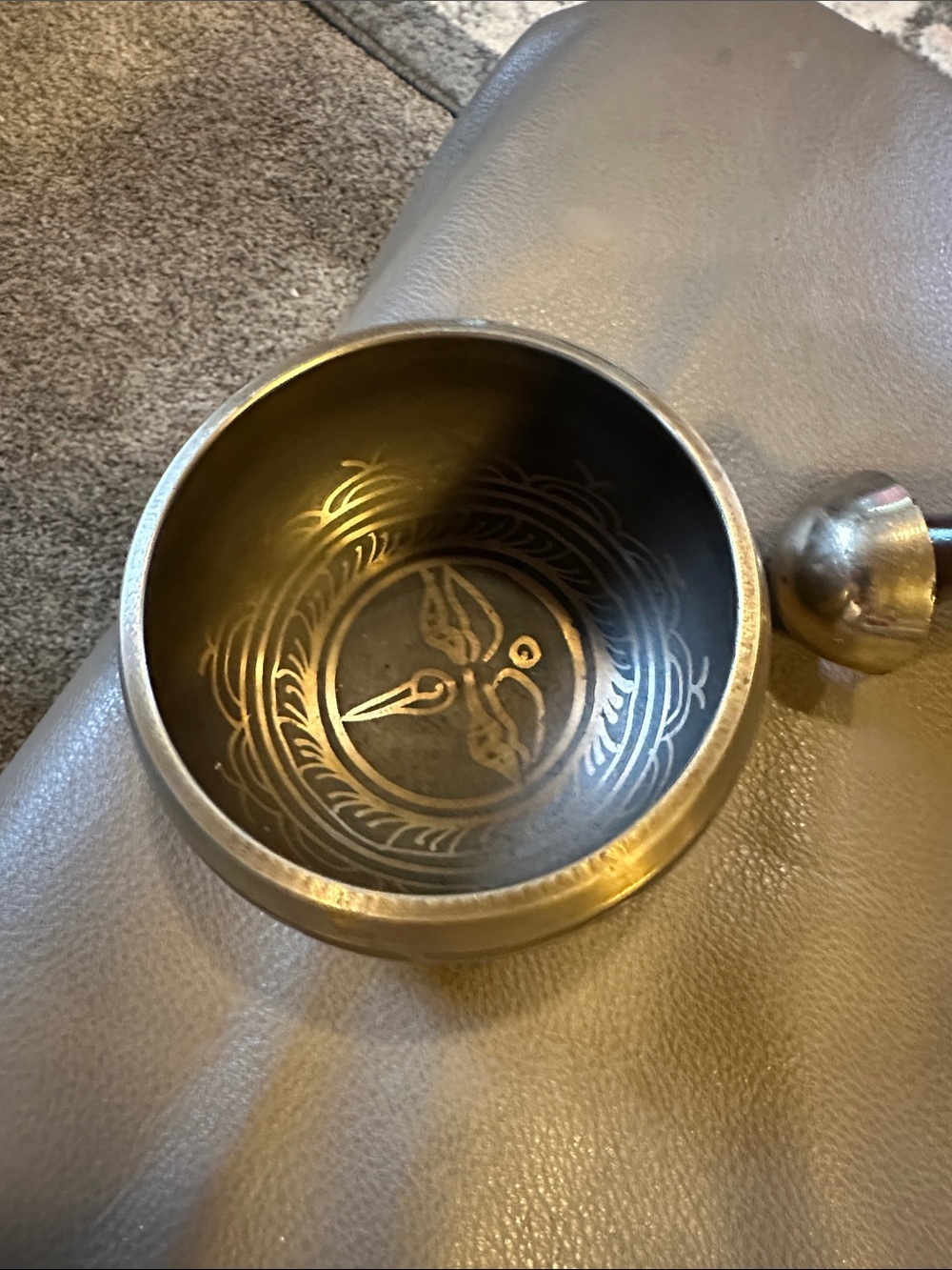 Tibetan singing bowl for meditation/yoga - Picture 7 of 7